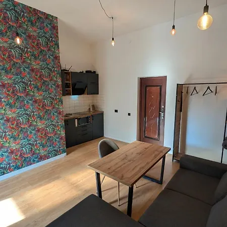 Apartment Armenian Courtyard Retreat вірменський дворик *